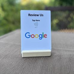 Stojak Opinii Google NFC Biały z drewnianą podstawką